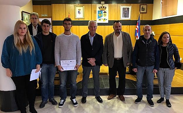 El delegado territorial de la Junta, Guillermo García, y el alcalde de Camponaraya, Eduardo Morán, junto a los participantes en el programa mixto de formación y empleo.