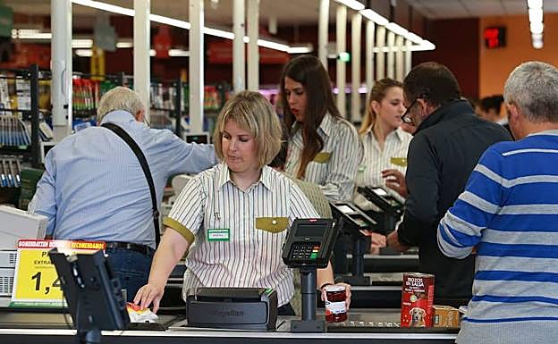 Imagen de una cajera de Mercadona.