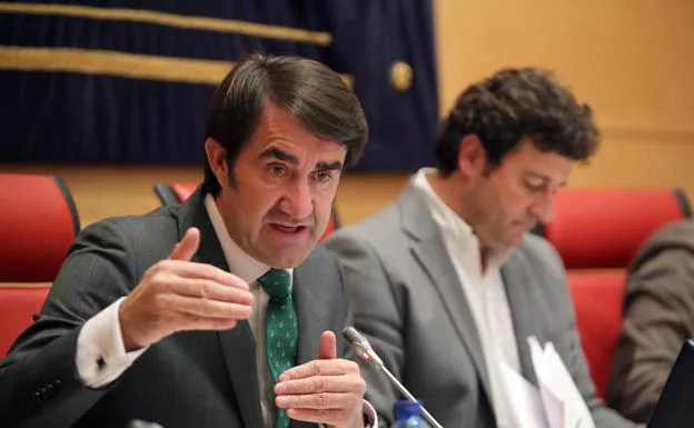El consejero de Fomento y Medio Ambiente, Juan Carlos Suárez-Quiñones, comparece en las Cortes, en la Comisión de Fomento y Medio Ambiente, a petición propia, para informar sobre la Campaña de lucha contra incendios forestales 2018.