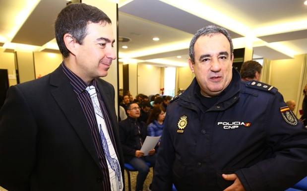 El integrante de la Unidad de Ciberdelitos de la Policía Nacional, Eduardo Casas (I), junto al comisario de la Policía Nacional de Ponferrada, Miguel Ángel Martínez (D), durante la segunda Jornada de Nuevas Tecnologías y Comunicación (Tecom).