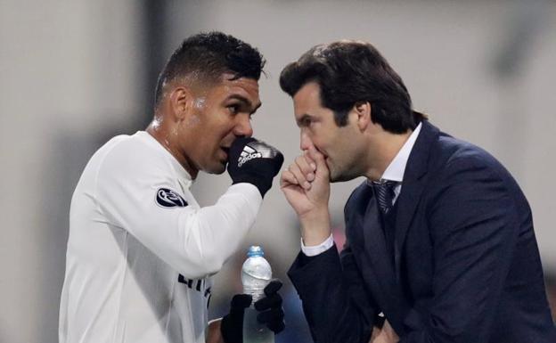 Solari habla con Casemiro en un momento del partido ante el Viktoria Pilsen. 