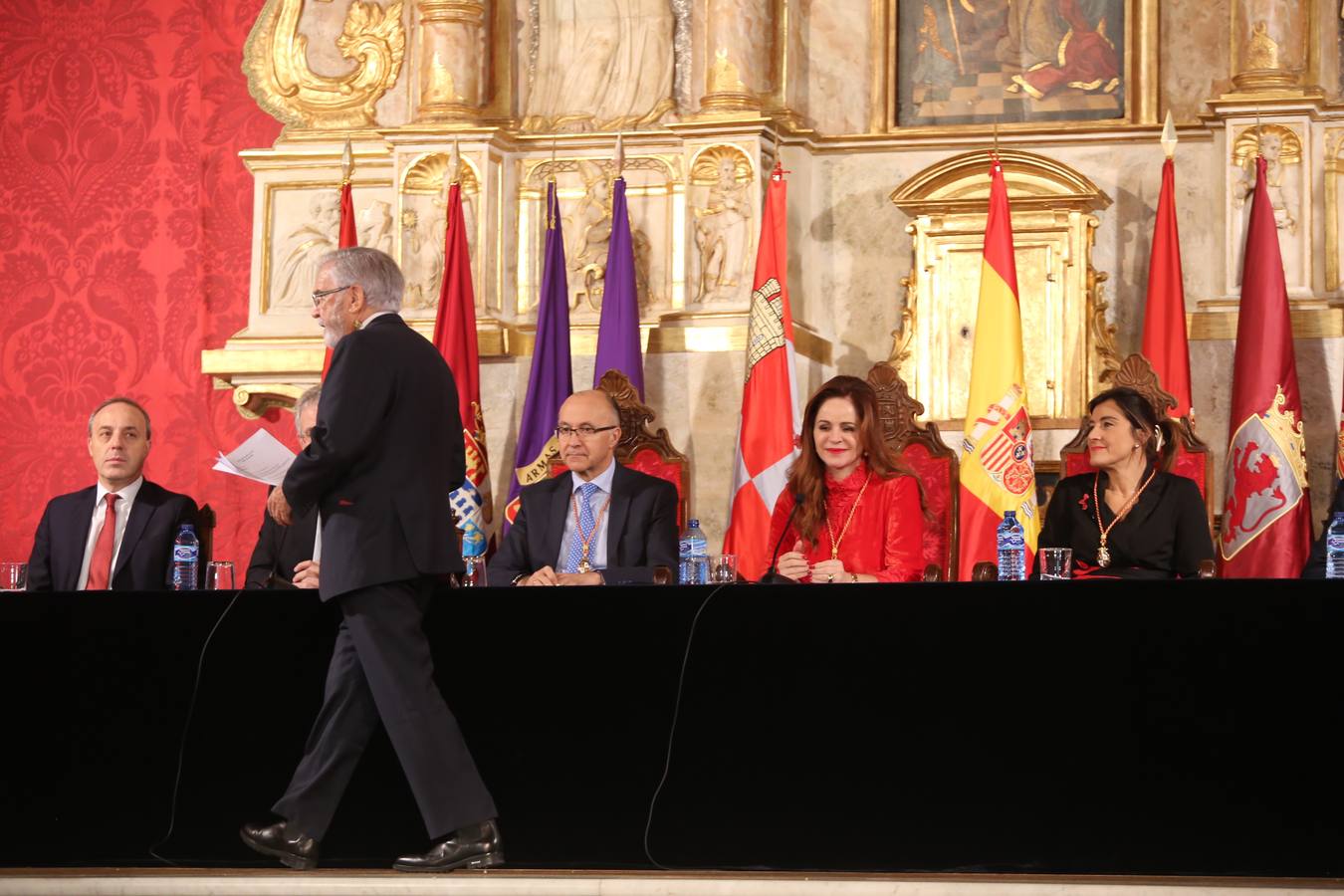 La iglesia del Monasterio de Santa Clara de Tordesillas ha sido el lugar elegido para el homenaje a los más de 470 procuradores que desde mayo de 1983 han trabajado en el hemiciclo regional