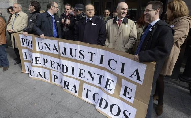 Una protesta judicial ante los juzgados de Valladolid, en 2013. 