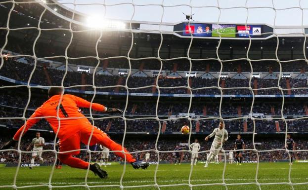 Ramos transforma un penalti a lo Panenka ante el Valladolid.