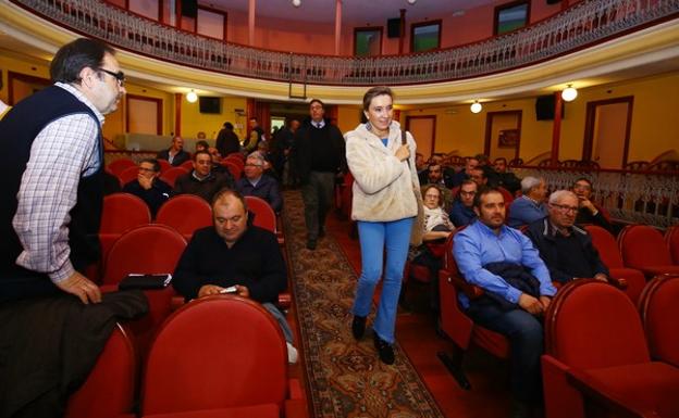 La directora general de Telecomunicaciones, María Victoria Seco, en una reunión en Villafranca del Bierzo con alcaldes y pedáneos.