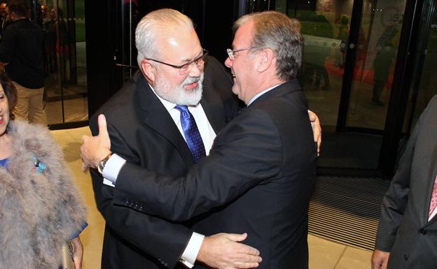 Galería. El alcalde de León, Antonio Silván, felicita al 'Círculo de Oro 2018', Manuel Rilo.