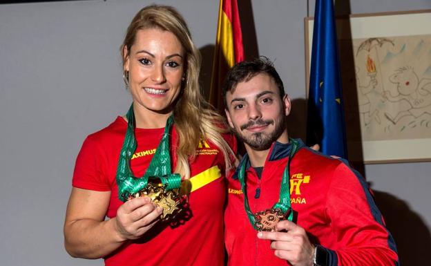 Lydia Valentín y Josué Brachi posan con sus medalla.