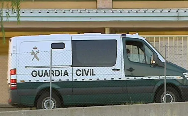 Imagen de la prisión de Villahierro a la entrada de un vehículo de la Guardia Civil.