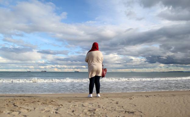 Saïdia Krater, frente al mar Mediterráneo, busca a su hijo de 22 años.
