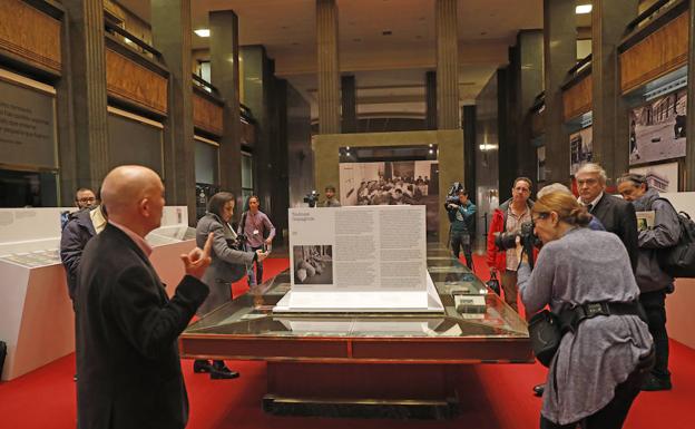 El bibliotecario del Instituto Cervantes, Javier Campillo, explica la exposición 'Imprentas de la patria perdida'.