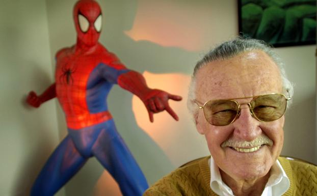 Stan Lee, fotografiado en 2002 en su oficina de Santa Mónica (California).