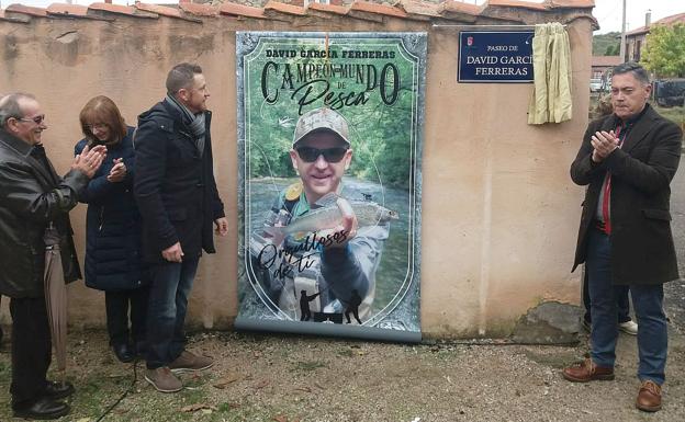 Un instante del homenaje recibido por el pescador David García.