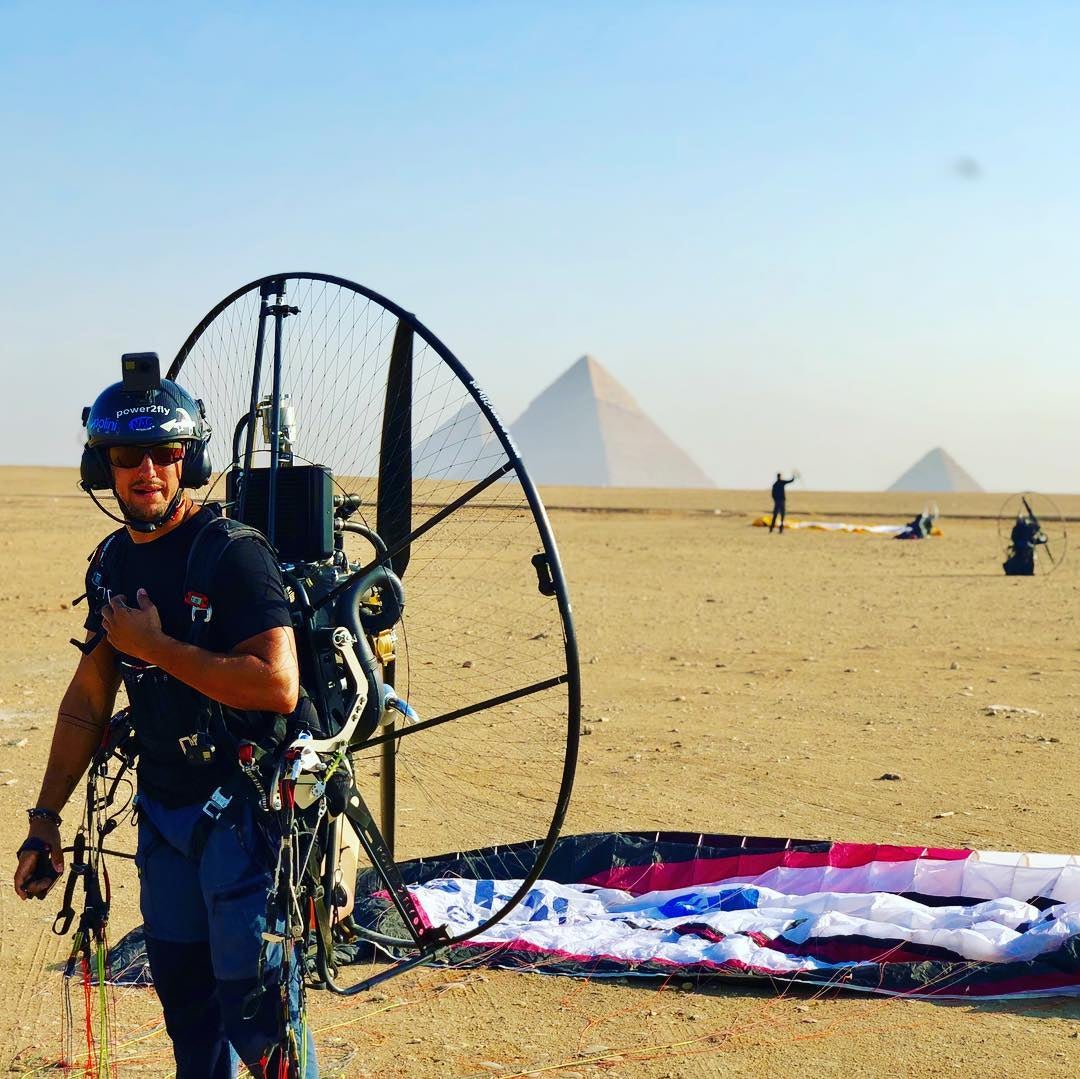 Víctor Rodríguez, que ha finalizado en el 'top 10' en el Campeonato Mundial de Slalom en paramotor, tuvo tiempo para vislumbrar ha vista de pájaros sobre el lugar donde descansa el faraón Keops