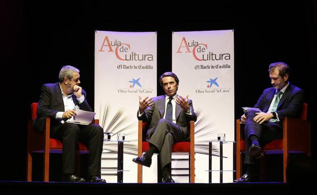 José María Aznar, acompañado por Carlos Aganzo (izquierda) y Fernando Conde (derecha), sobre el escenario del Teatro Zorrilla de Valladolid.