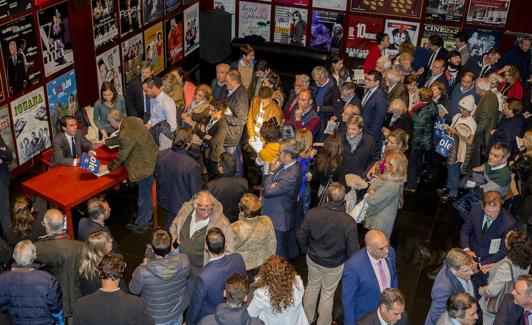 José María Aznar, este martes en plena firma de libros en el Teatro Zorrilla de Valladolid.