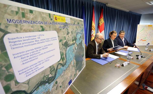 La delegada del Gobierno en Castilla y León, Virginia Barcones, preside la firma del convenio para la financiación, construcción y explotación de las obras de modernización de los regadíos de la Comunidad de Regantes del Canal de Pollos, Valladolid.