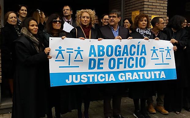 Concentración de los abogados bercianos ante el Palacio de Justicia de Ponferrada.