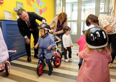 Imagen secundaria 1 - Los cuatro centros infantiles municipales reciben 60 bicicletas para enseñar a los niños movilidad y respeto al medio ambiente