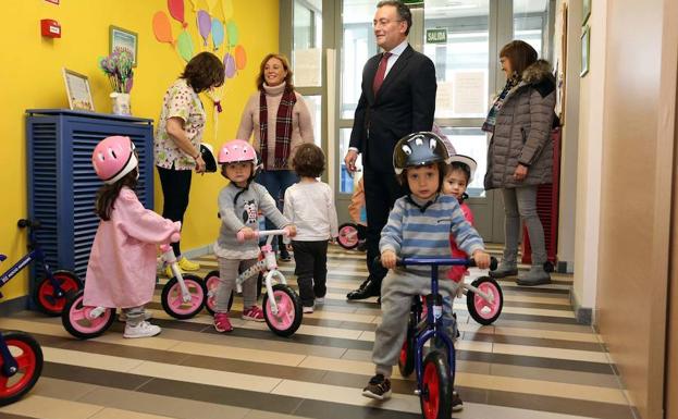 Imagen principal - Los cuatro centros infantiles municipales reciben 60 bicicletas para enseñar a los niños movilidad y respeto al medio ambiente