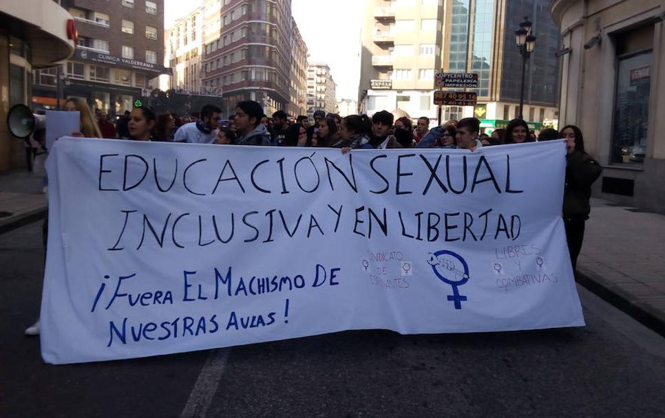 Los estudiantes bercianos se manifestaron hoy por las calles de Ponferrada. 