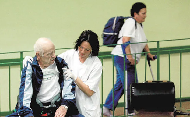 Imagen de archivo de un paciente que recibe una sesión de rehabilitación para combatir su dolencia reumática.