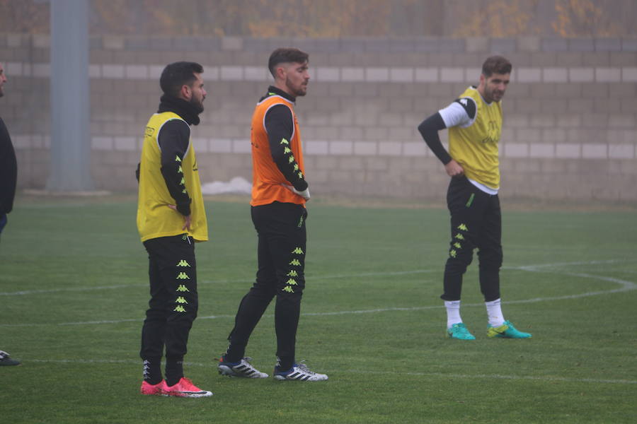 Fotos: Entrenamiento de la Cultural para preparar el derbi en Ponferrada