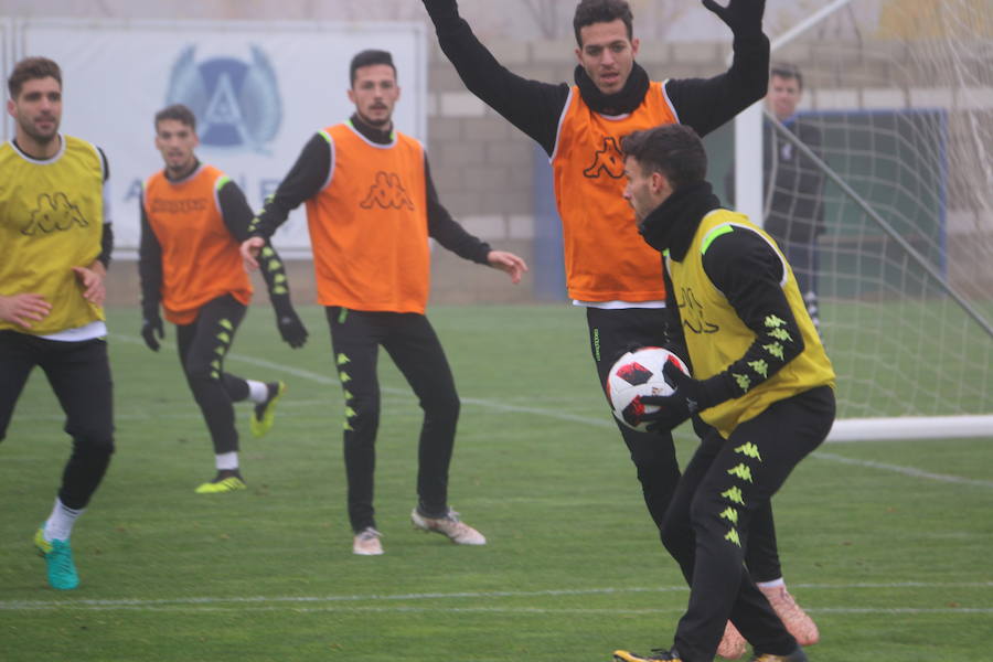 Fotos: Entrenamiento de la Cultural para preparar el derbi en Ponferrada