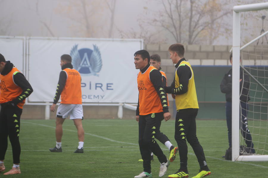 Fotos: Entrenamiento de la Cultural para preparar el derbi en Ponferrada