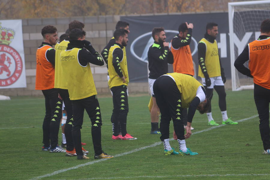 Fotos: Entrenamiento de la Cultural para preparar el derbi en Ponferrada