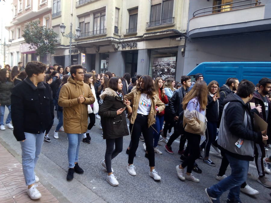 Fotos: Los estudiantes gritan en las calles de Ponferrada &#039;no&#039; al machismo en las aulas