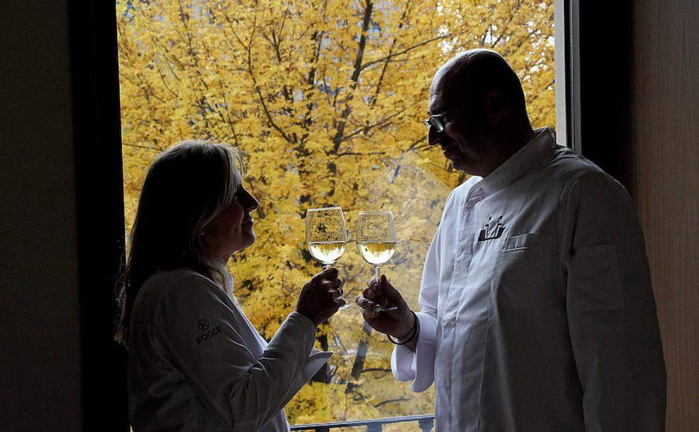 Yolanda y Juanjo brindan en el nuevo Cocinandos. 