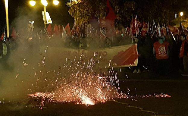 Imagen de la traca inicial con la que daba inicio la manifestacion.