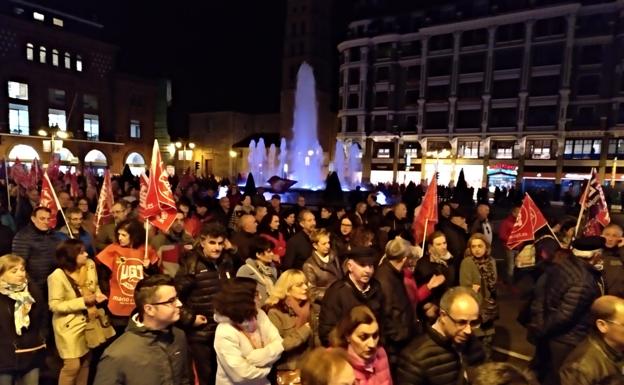 Multitudinario paso de manifestantes por la Plaza de Santo Domingo.