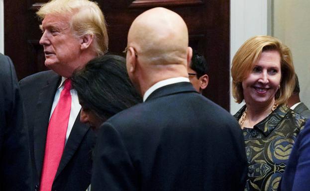 Mira Ricardel, a la derecha, junto al presidente durante una ceremonia hindú celebrada en la Casa Blanca el martes.