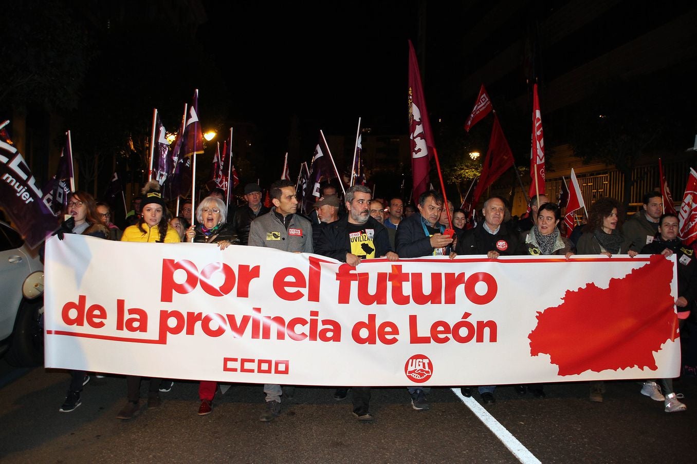 Más de 12.000 personas se dan cita en la capital para defender el futuro de la provincia 