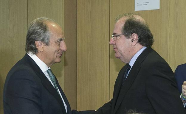 Juan Vicente Herrera saluda al presidente de Grupo Siro, Juan Manuel González Serna, hoy, en la presentación de los resultados del Plan de Crecimiento Innovador de las empresas de Castilla y León. 