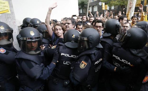 Disturbios en Barceloa durante la celebración del referéndum del 1-O-