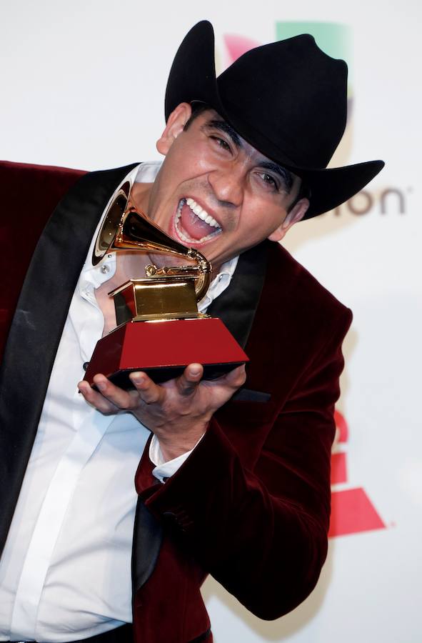 Armando Ramos, de Calibre 50, posa con el premio al Mejor Álbum Norteño.