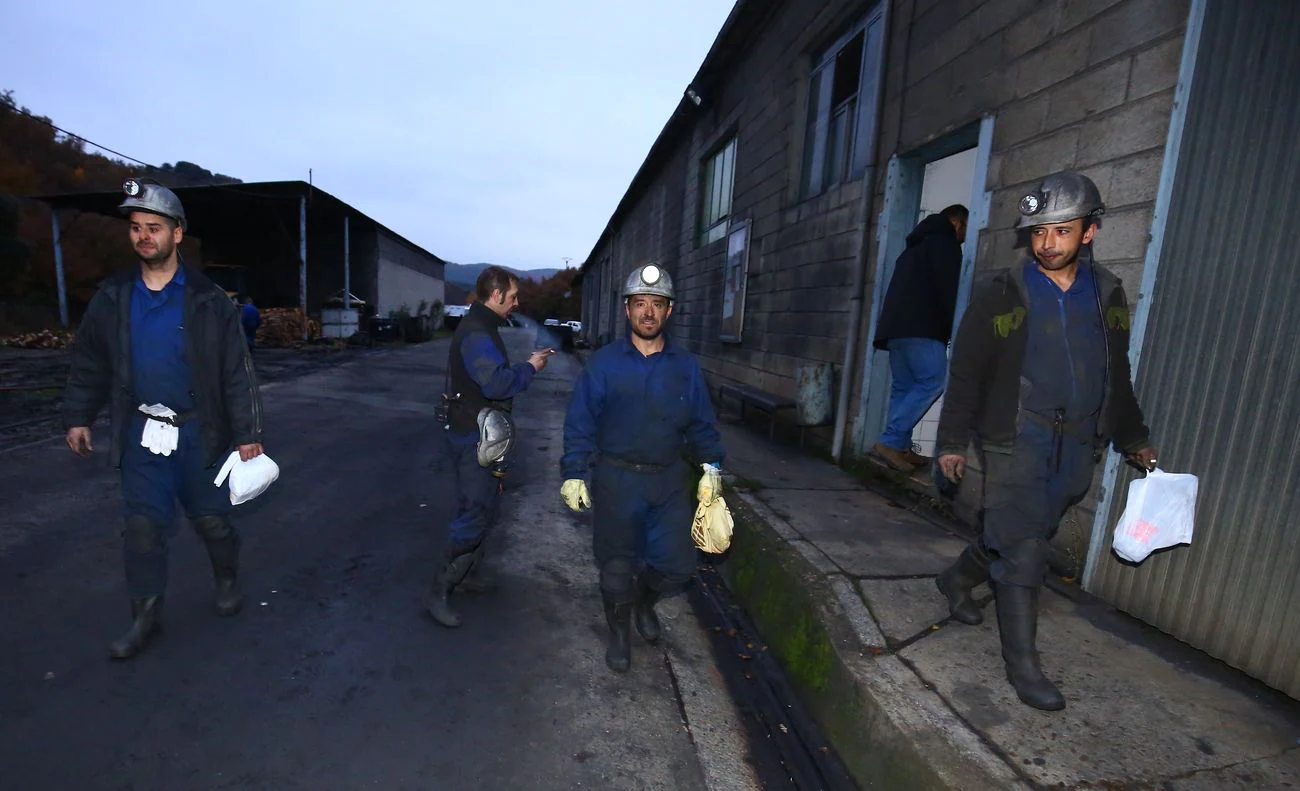 La última jornada de trabajo en una mina de carbón del Bierzo echa el cierre a una actividad que durante el último siglo cambió para siempre la historia de la comarca y de sus habitantes