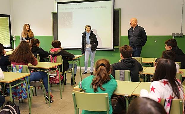 Imagen principal - Ocho centros educativos, con 600 alumnos, participan en las aulas de fomento del reciclaje de León