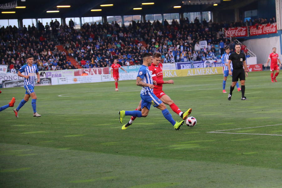 Fotos: Imágenes de la Orimera parte del derbi Ponferradina-Cultura I