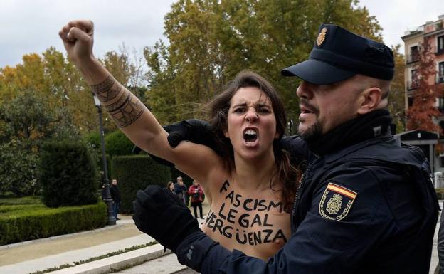 Un policía detiene a una de las activistas del movimiento feminista Femen.