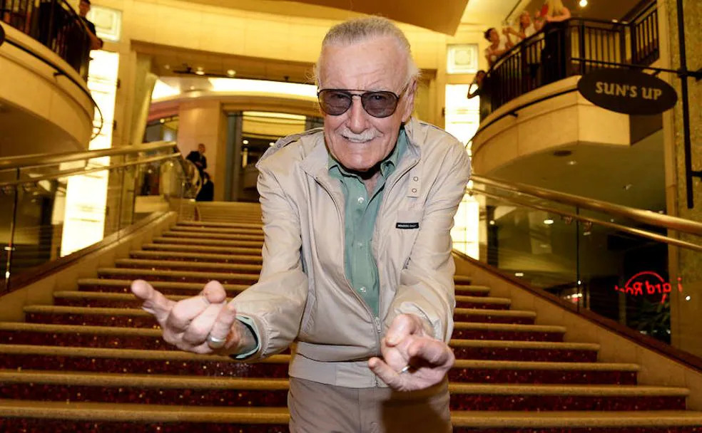 Stan Lee imita el gesto de Spider-Man al lanzar sus telarañas.