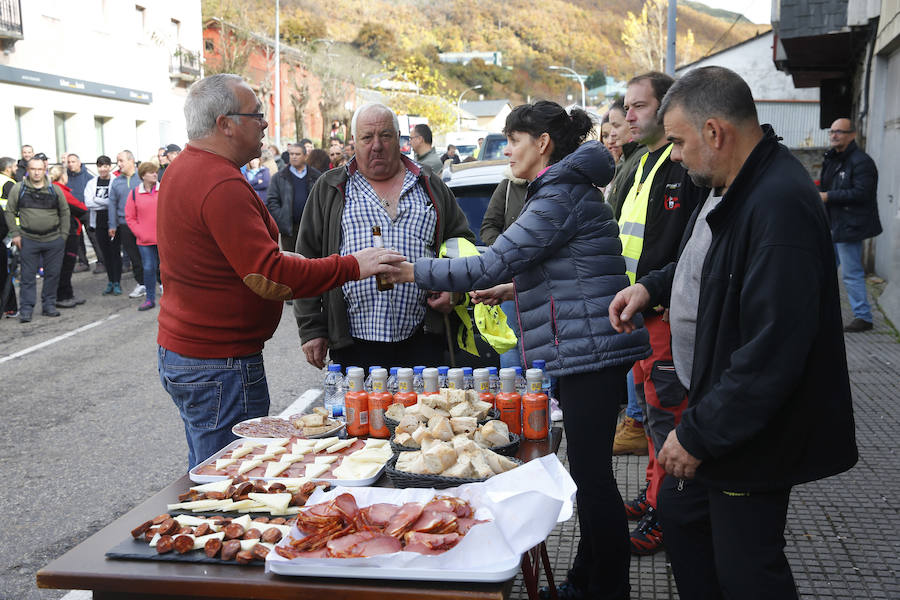 Los trabajadores de las auxiliares enmarcados en la plataforma Santa Bárbara realizan la segunda etapa de su marcha a pie hasta Oviedo para reclamar una transición «justa»