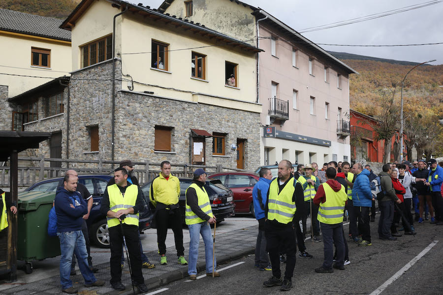 Los trabajadores de las auxiliares enmarcados en la plataforma Santa Bárbara realizan la segunda etapa de su marcha a pie hasta Oviedo para reclamar una transición «justa»