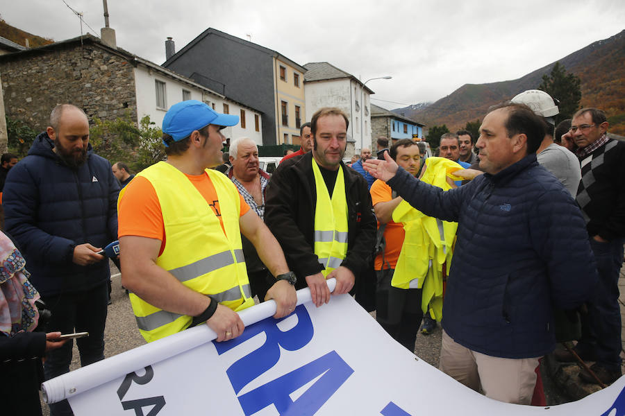 Los trabajadores de las auxiliares enmarcados en la plataforma Santa Bárbara realizan la segunda etapa de su marcha a pie hasta Oviedo para reclamar una transición «justa»