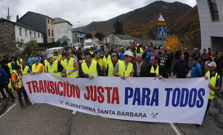 Los trabajadores de las auxiliares enmarcados en la plataforma Santa Bárbara realizan la segunda etapa de su marcha a pie hasta Oviedo para reclamar una transición «justa»