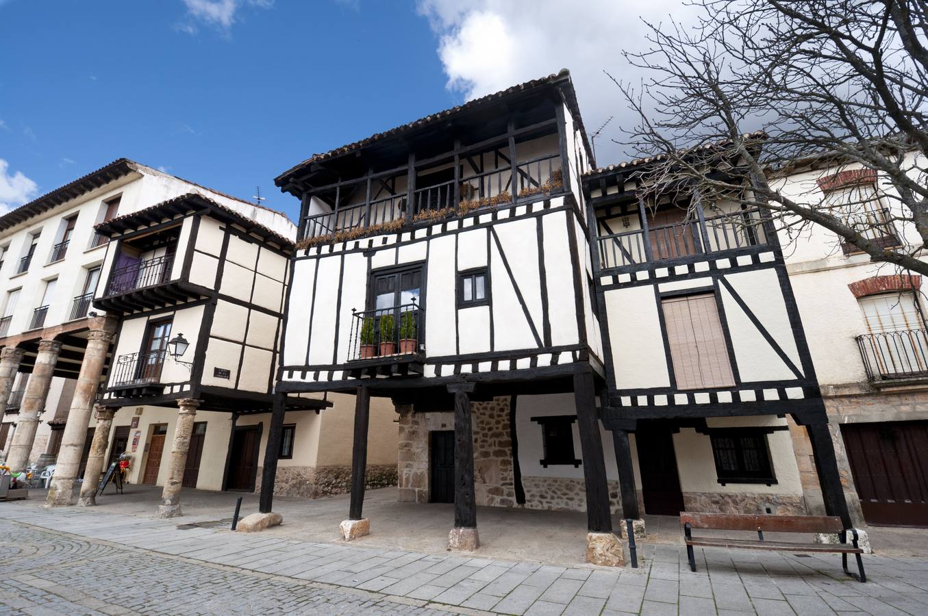 Covarrubias. En su arquitectura urbanística destaca la madera acompañada de barro o piedras, típicas casas serranas de Castilla, típicos, también, sus balcones bolados y protegidos por cubierta. Destacan sus plazas y espacios del casco antiguo. Un lugar con historia, un lugar con mucho encanto.