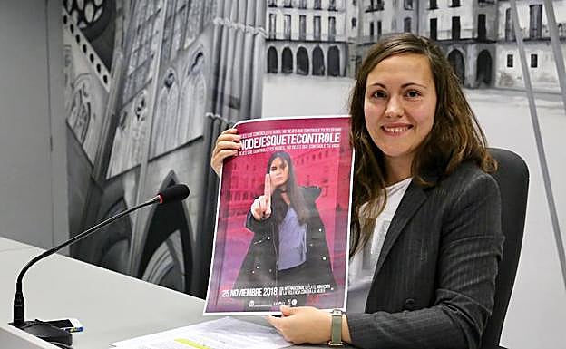 Marta Mejías, con el cartel de la campaña.