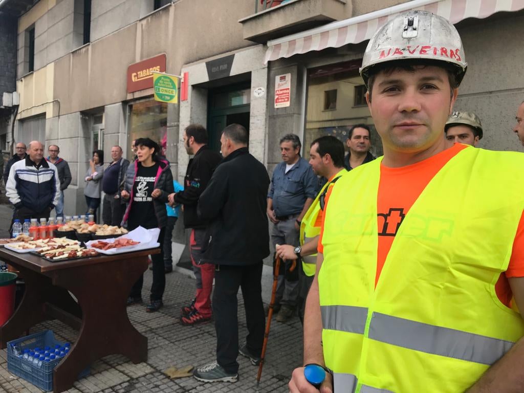 Los trabajadores de las auxiliares enmarcados en la plataforma Santa Bárbara realizan la segunda etapa de su marcha a pie hasta Oviedo para reclamar una transición «justa»